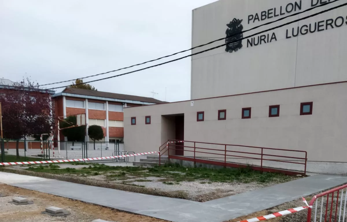 El pabellón Nuria Lugueros ya cuenta con una acera de acceso para personas con movilidad reducida