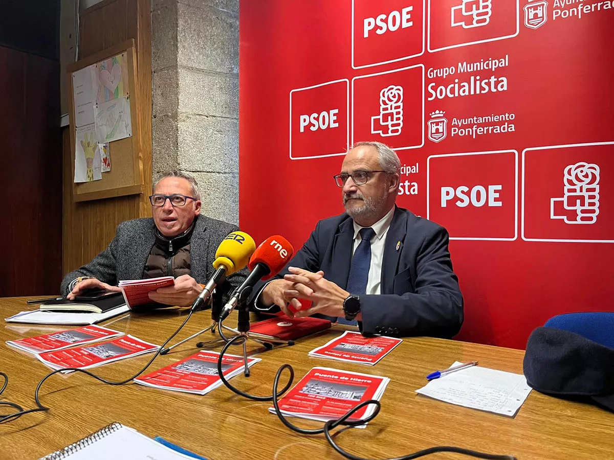 Presentación revista 'Puente de Hierro' del PSOE de Ponferrada. Olegario Ramón vuelve a criticar el gasto político de Morala y la inactividad pagada de los concejales de VOX