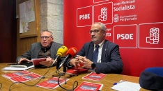 Presentación revista 'Puente de Hierro' del PSOE de Ponferrada. Olegario Ramón vuelve a criticar el gasto político de Morala y la inactividad pagada de los concejales de VOX