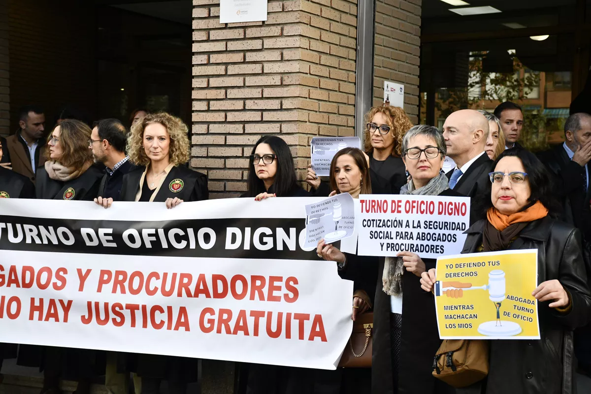 Abogados y procuradores de oficio de Ponferrada inician una huelga nacional que califican de "histórica": "sostenemos un servicio con nuestro dinero"