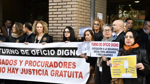 Abogados y procuradores de oficio de Ponferrada inician una huelga nacional que califican de "histórica": "sostenemos un servicio con nuestro dinero"