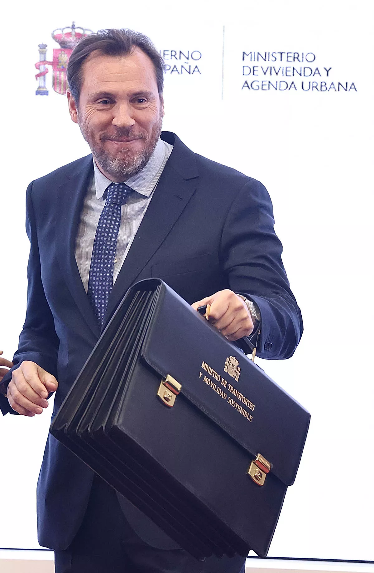 Óscar Puente recibe la cartera del Ministerio de Transporte. Óscar Puente recibe la cartera del Ministerio de Transporte.