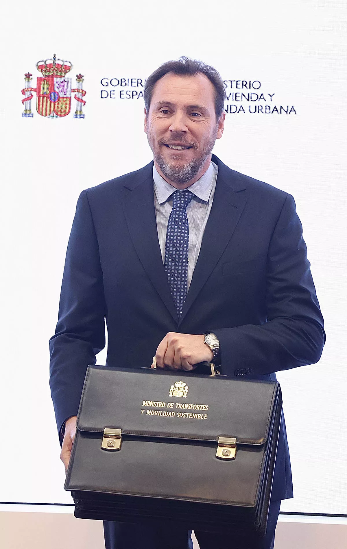 Óscar Puente recibe la cartera del Ministerio de Transporte 1 Óscar Puente recibe la cartera del Ministerio de Transporte 1