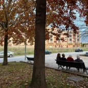Ancianas sentadas frente a la residencia de Flores de Ponferrada
