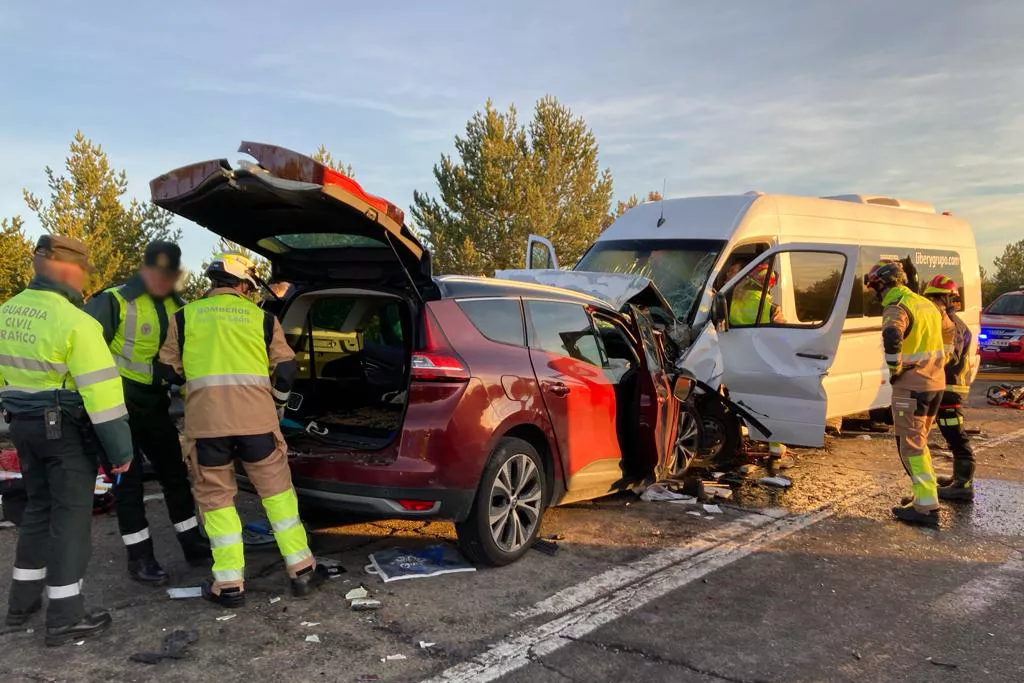 Accidente entre un microbús y un coche (1)