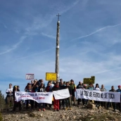 Peregrinos, asociaciones y hospitaleros marchan contra la remodelación de la Cruz de Ferro en Foncebadón Peregrinos, asociaciones y hospitaleros marchan contra la remodelación de la Cruz de Ferro en Foncebadón