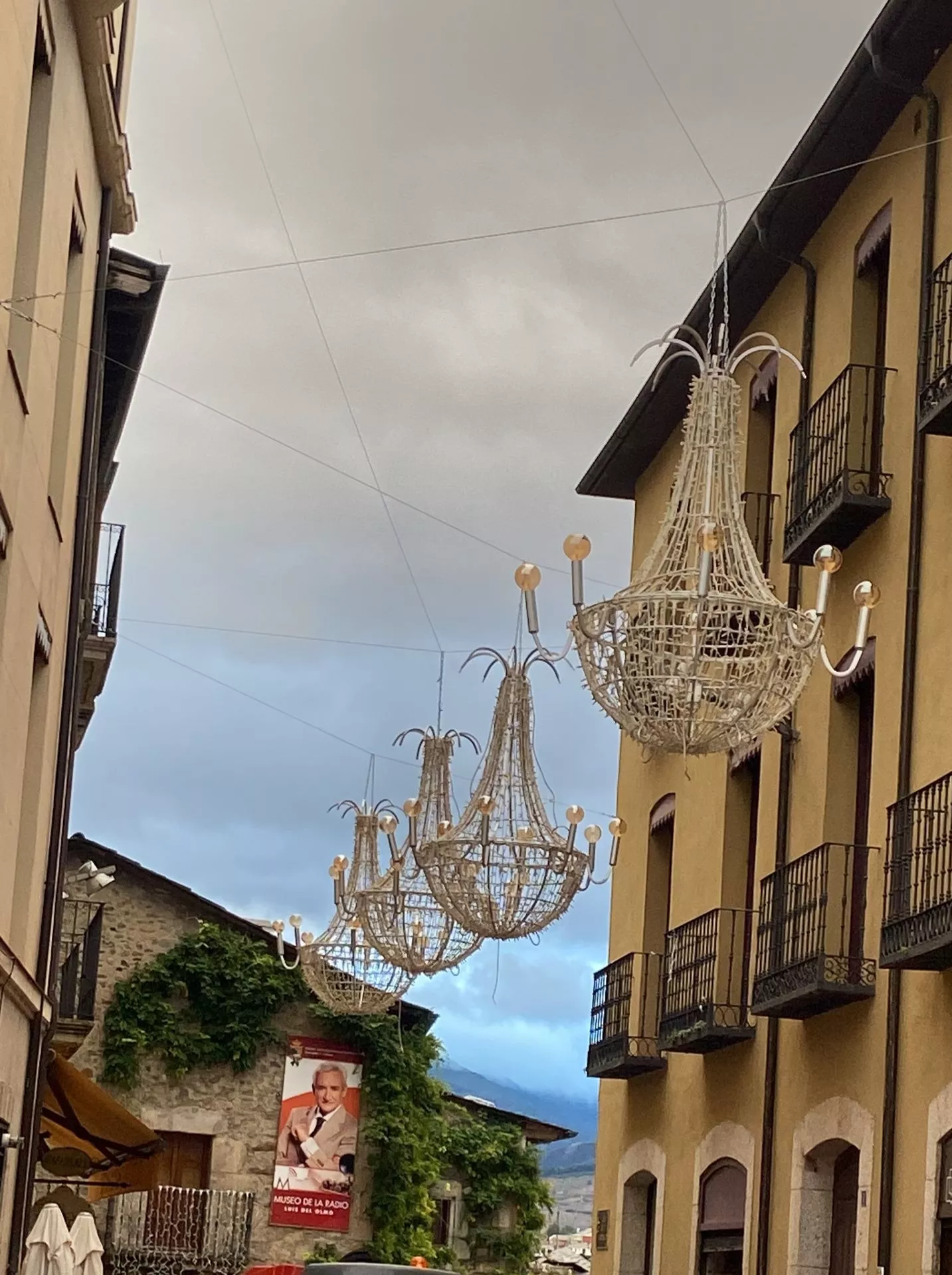 Lámparas de Navidad en el casco antiguo de Ponferrada