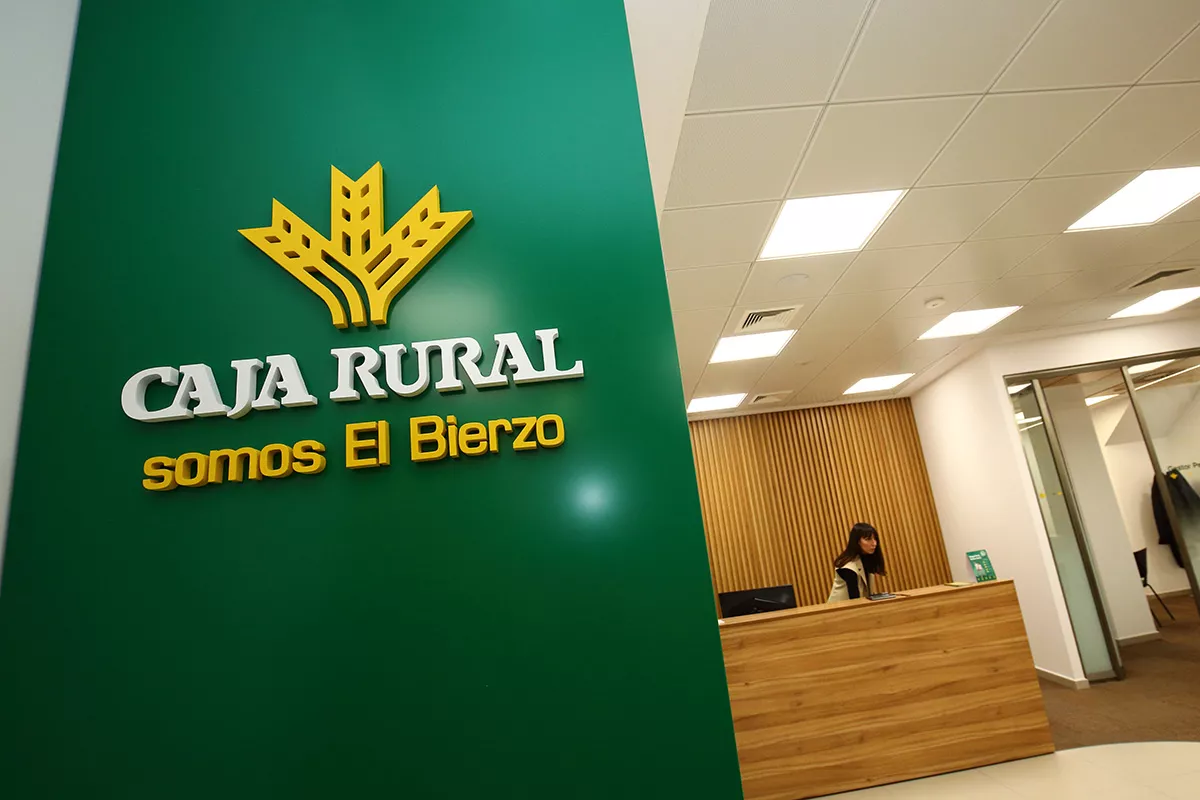 El director general de Caja Rural, Cipriano García, inaugura la nueva oficina de Caja Rural en Ponferradai (6)