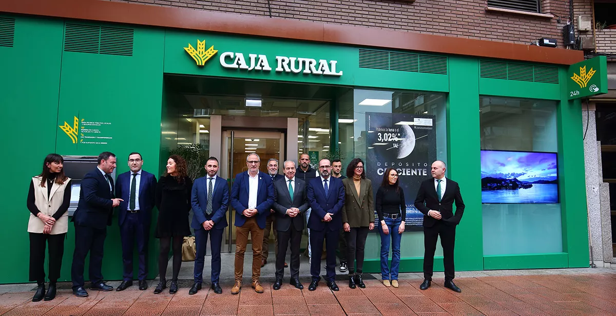 El director general de Caja Rural, Cipriano García, inaugura la nueva oficina de Caja Rural en Ponferradai (3)