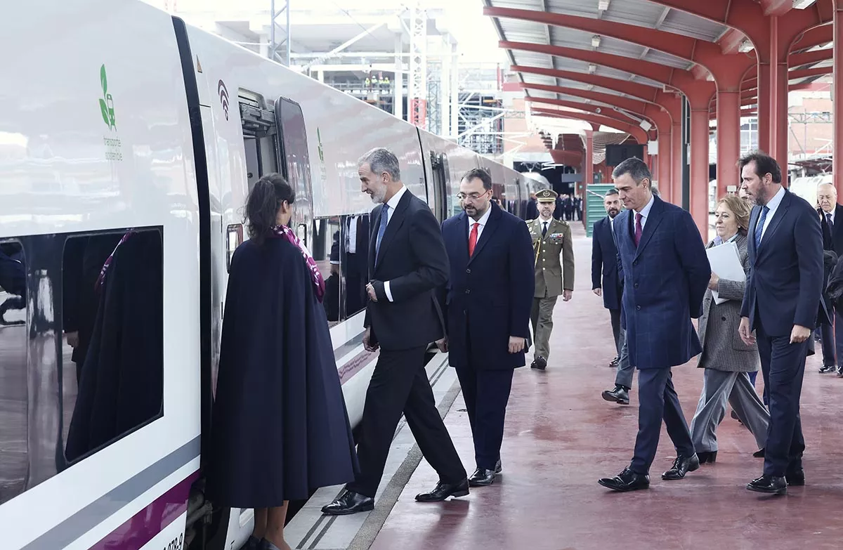 Viaje inaugural de la Variante de Pajares. Salida del tren desde Madrid 