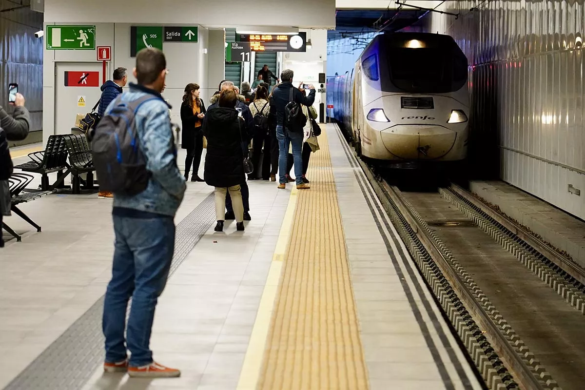 Primer trayecto con pasajeros entre León y Gijón tras la inauguración de la Variante de Pajares (9)