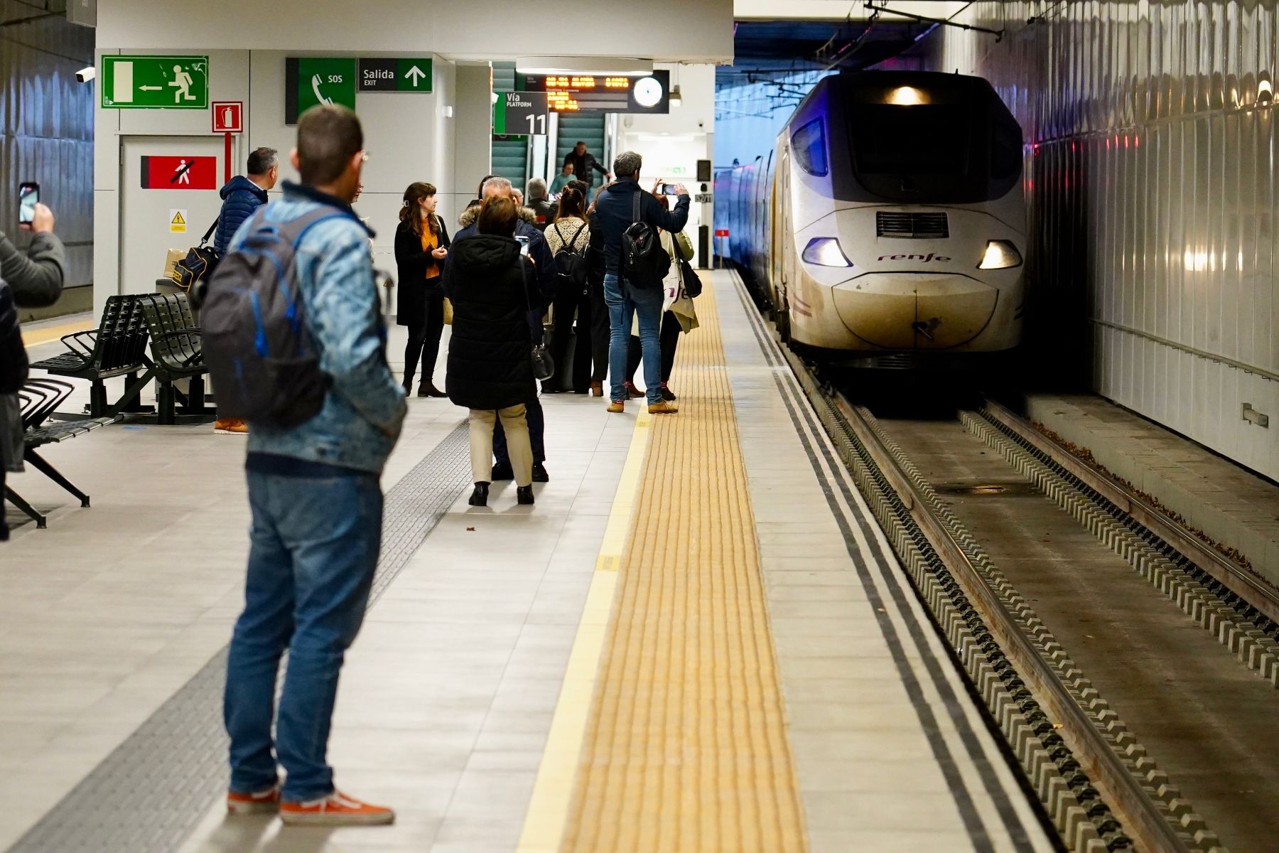 Primer trayecto con pasajeros entre León y Gijón tras la inauguración de la Variante de Pajares