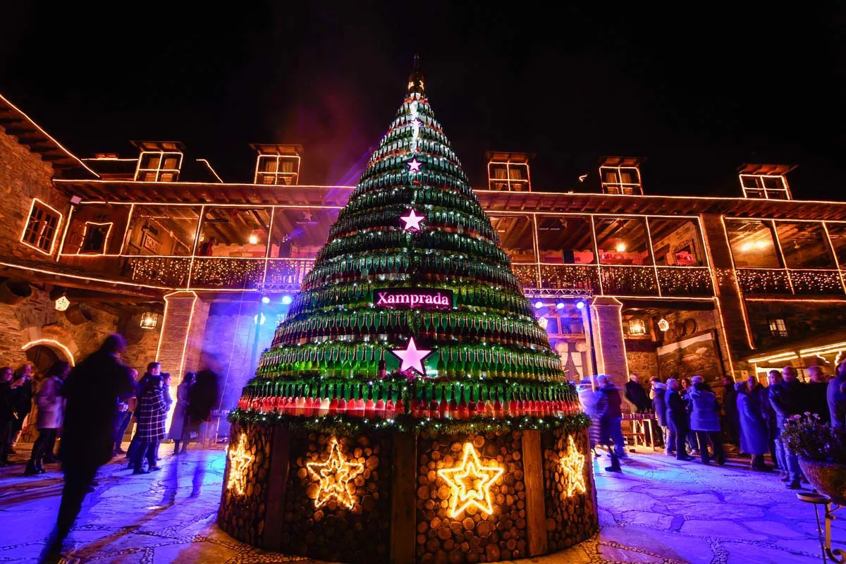 El Palacio de Canedo enciende su reconocida iluminación navideña para transformarse en la 'casa de Papá Noel' en El Bierzo