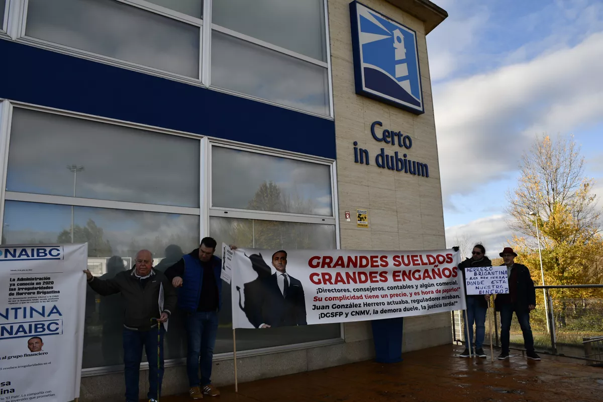 Nueva concentración de afectados en la sede de Herrero Brigantina en Ponferrada