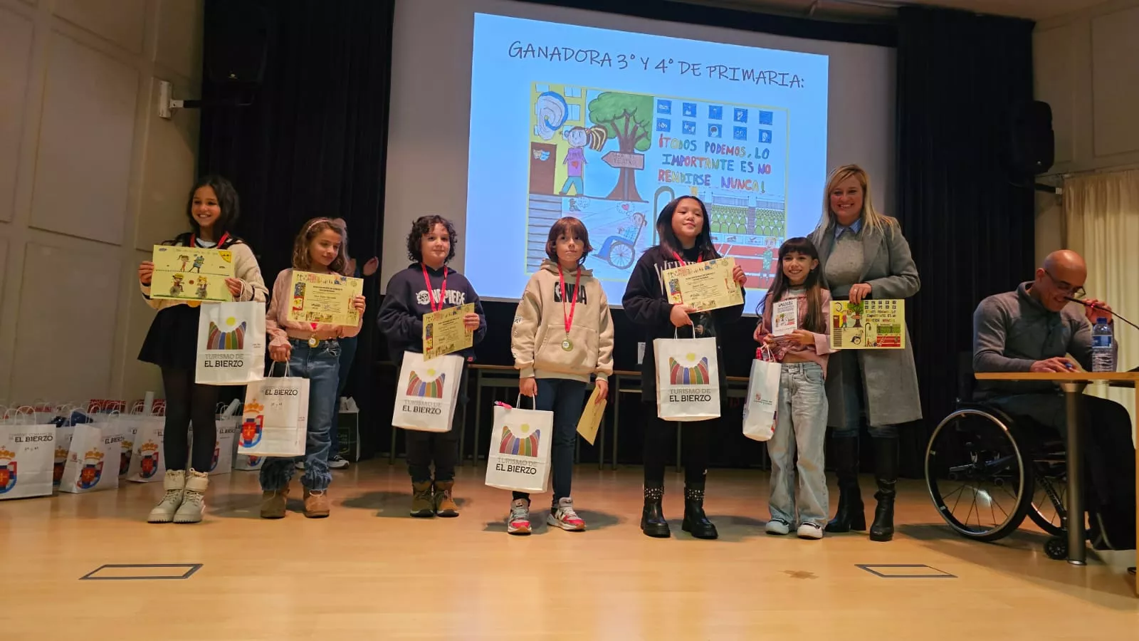 La Entrega de premios del XVIII Certamen de Dibujo y Discapacidad AMBI concedió 45 galardones a los niños que trataron de plasmar con sus dibujos la realidad de las personas con discapacidad
