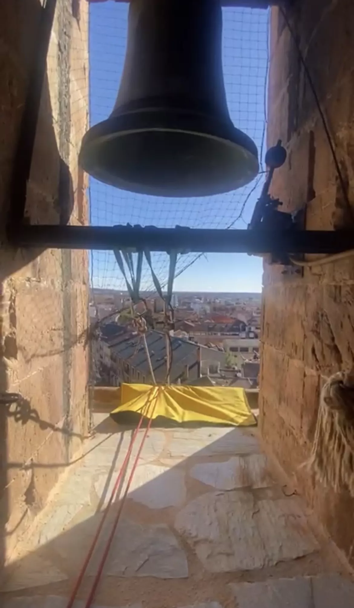 Intervención de los bomberos en Astorga para salvar a un hombre que había tenido un infarto (3)