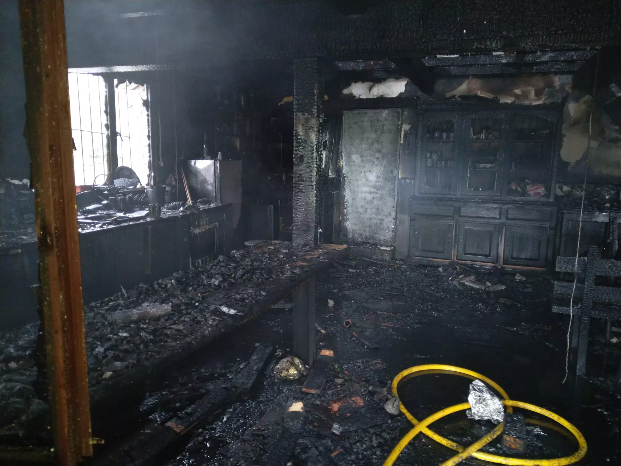 Incendio en una casa en Palacios del Sil (2)
