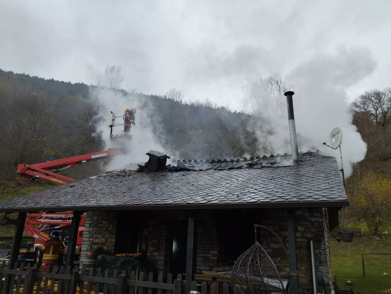Incendio en una casa en Palacios del Sil (3)