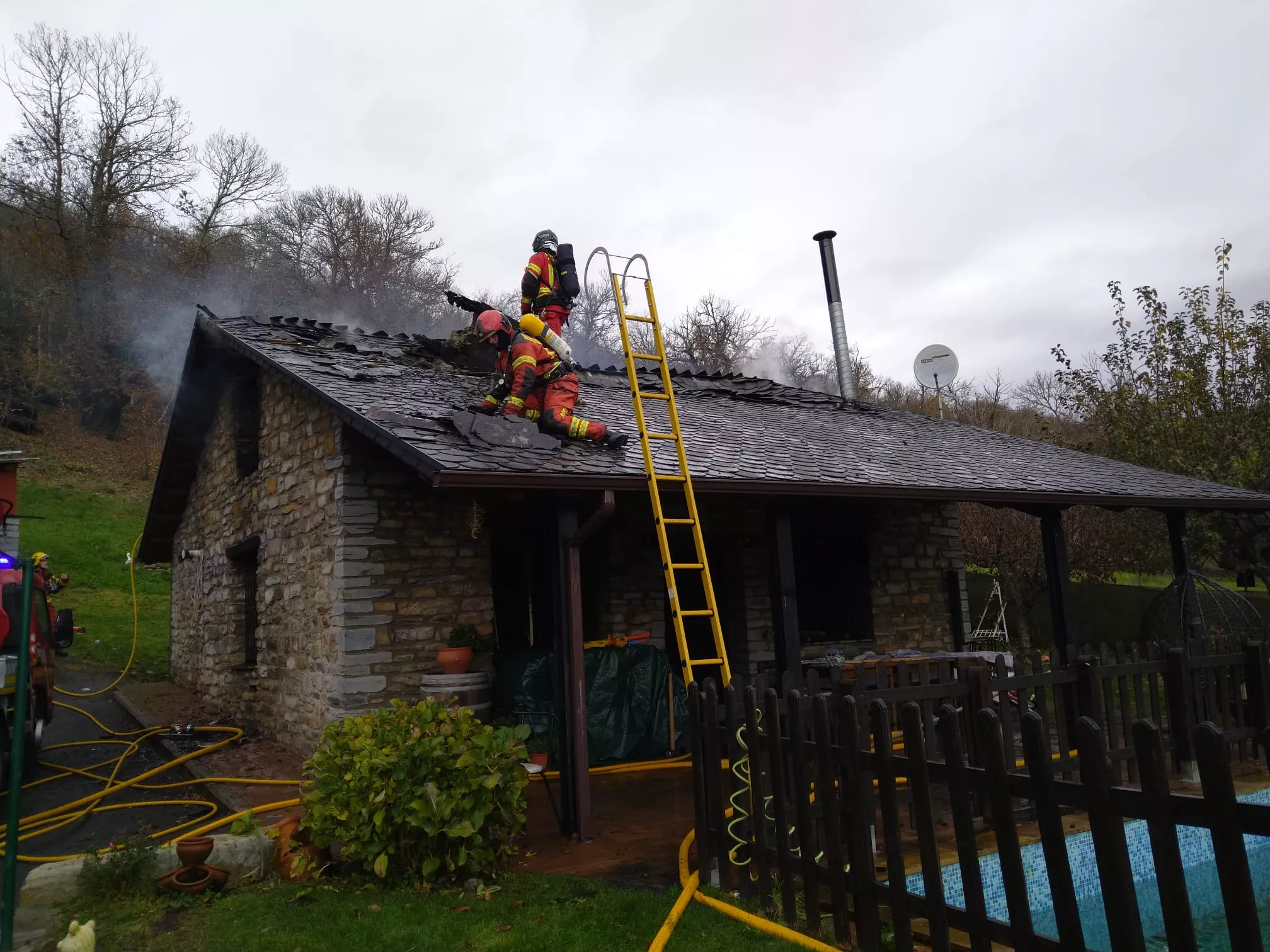 Incendio en una casa en Palacios del Sil (4) Incendio en una casa en Palacios del Sil (4)