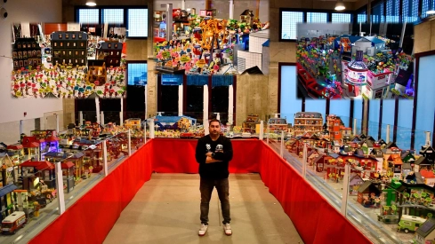 Rober Oviedo da la bienvenida a la Navidad de Ponferrada con 4.000 piezas y 2 trenes 'en marcha' en su Belén de PlayMobil Rober Oviedo da la bienvenida a la Navidad de Ponferrada con 4.000 piezas y 2 trenes 'en marcha' en su Belén de PlayMobil