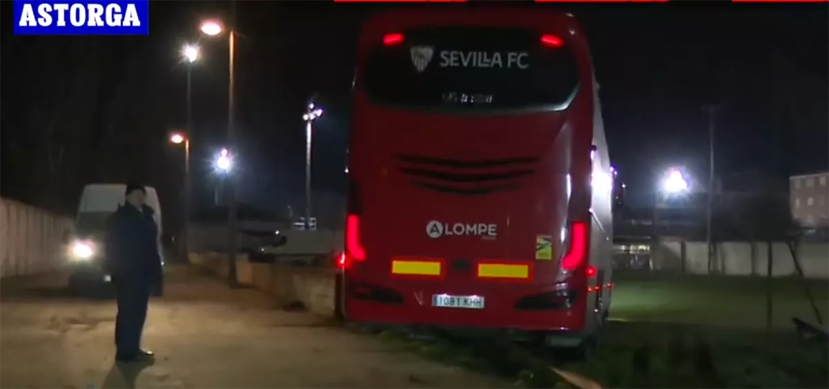 El polémico viaje del Sevilla a su paso por Astorga: un autobús atrapado y pitada en el aeropuerto