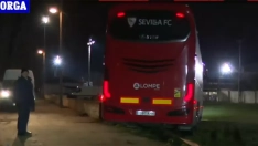 El polémico viaje del Sevilla a su paso por Astorga: un autobús atrapado y pitada en el aeropuerto El polémico viaje del Sevilla a su paso por Astorga: un autobús atrapado y pitada en el aeropuerto