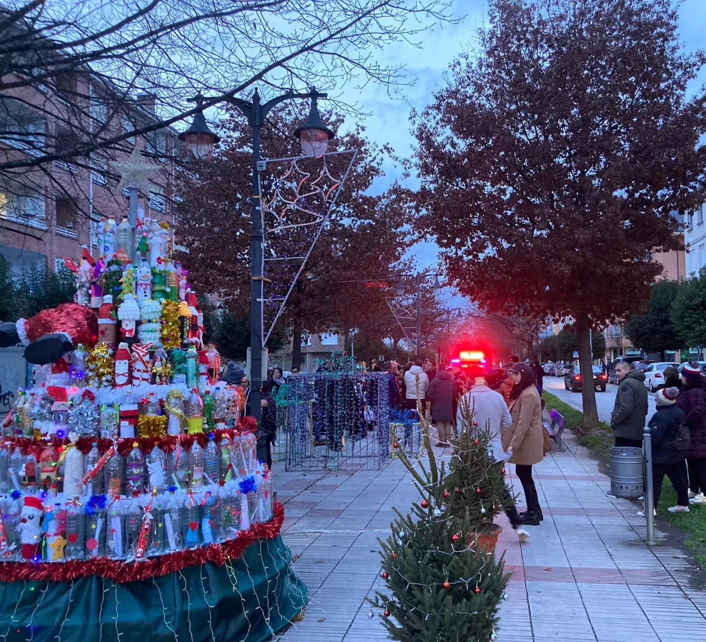 Flores del Sil estrena adornos de Navidad y semáforo en el paso de peatones donde fue atropellado el pequeño Lucas | Foto: Ayuntamiento de Ponferrada