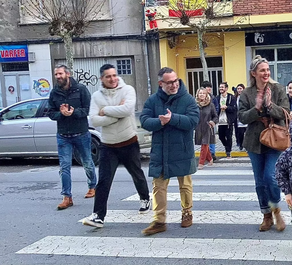 Flores del Sil estrena adornos de Navidad y semáforo en el paso de peatones donde fue atropellado el pequeño Lucas
