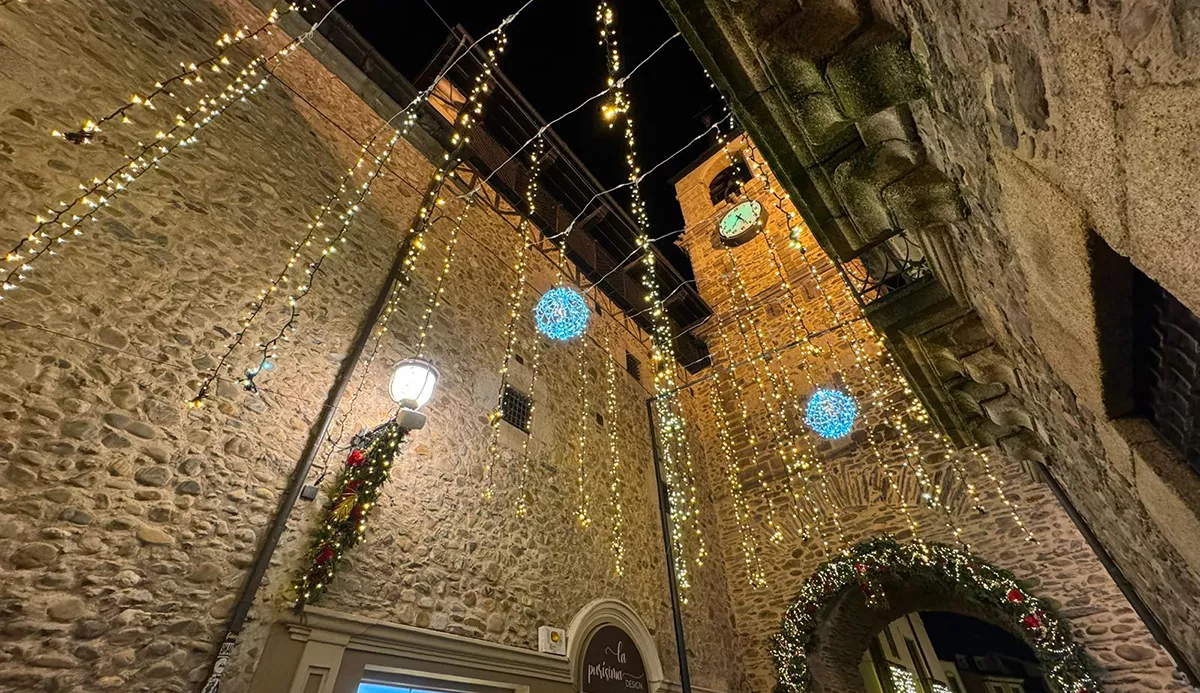 El casco antiguo de Ponferrada deslumbra y para la popular tiktoker de viajes Laura Peanut se convierte en "la ciudad perfecta para visitar en Navidad"