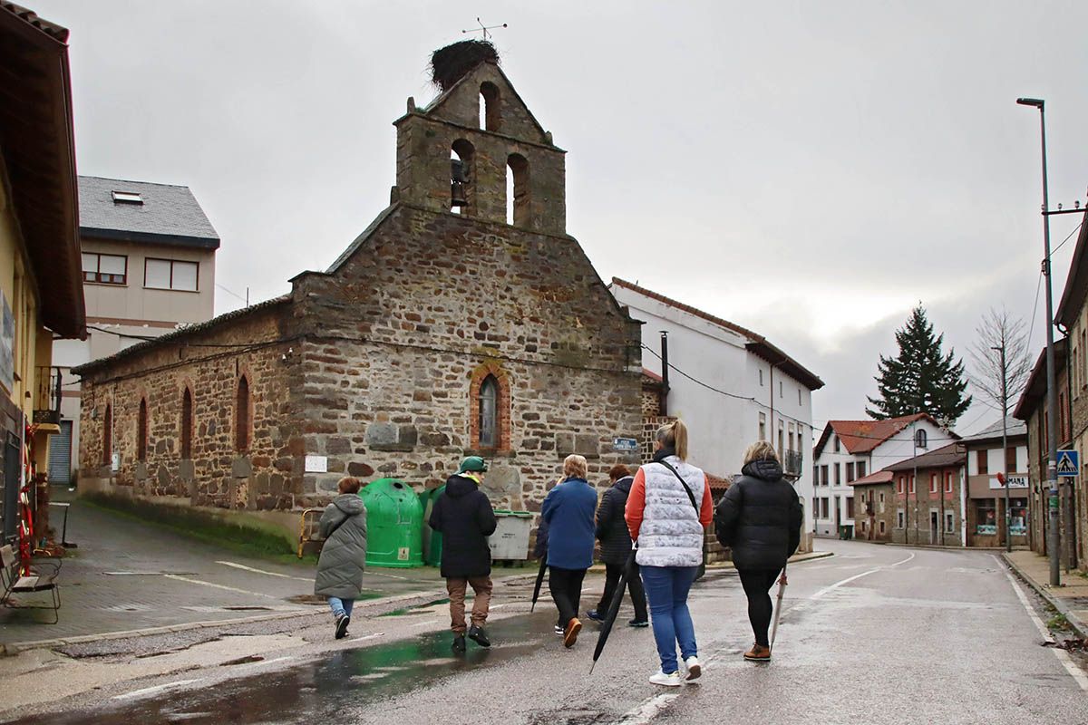 Vecinos de La Magdalena (León) se concentran para pedir la expulsión de un párroco “cretino, antipático y desagradable”