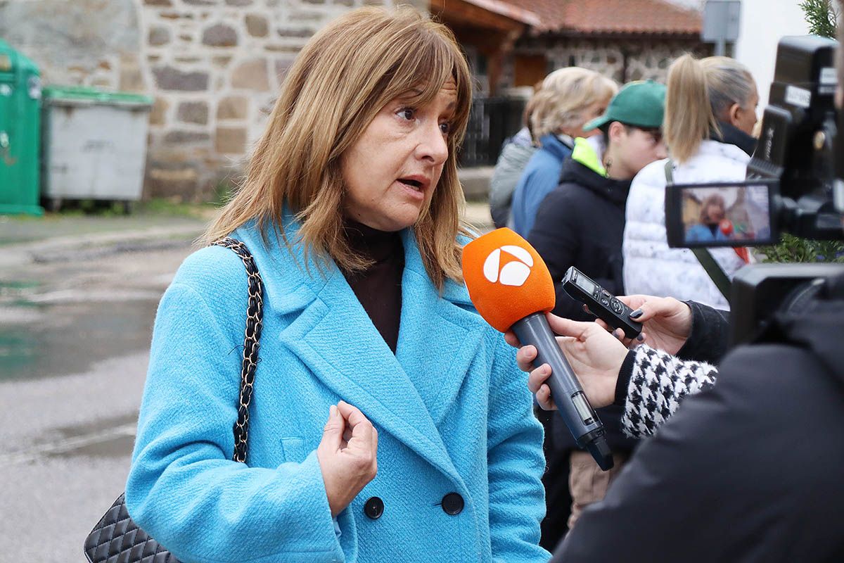 Vecinos de La Magdalena (León) se concentran para pedir la expulsión de un párroco “cretino, antipático y desagradable”