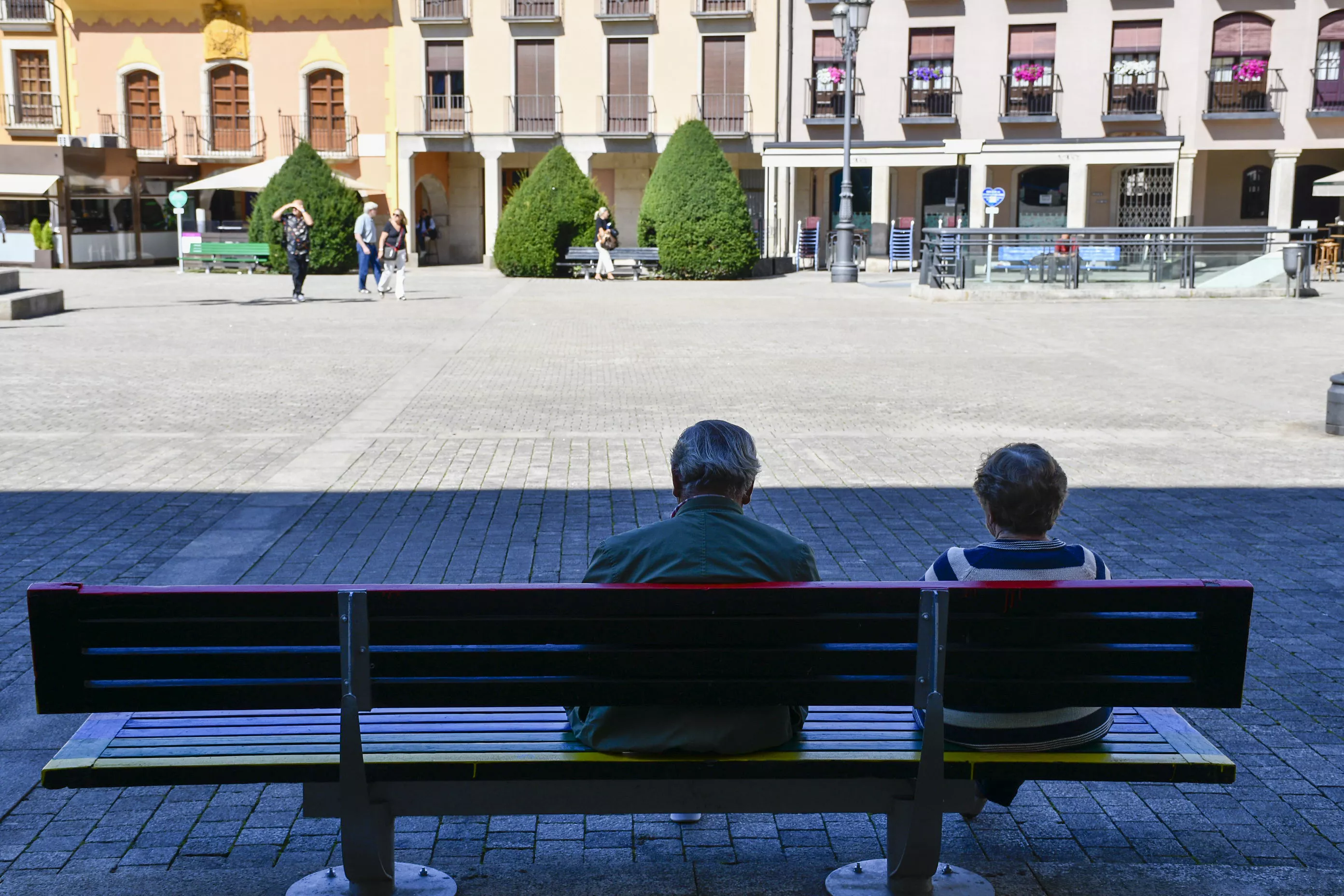 Ancianos sentados en un banco en Ponferrada