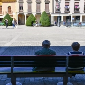 Ancianos, pensionistas sentados en un banco en Ponferrada 