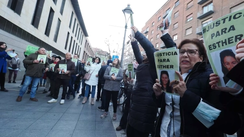 Protesta ante los juzgados por la declaración del principal sospechoso del asesinato de Esther López