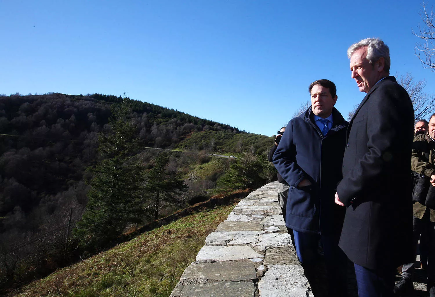 Firma entre la Junta y la Xunta para la celebración de las Edades del Hombre en Villafranca y Santiago 2