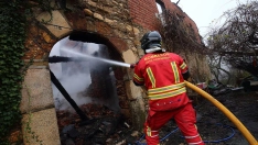 Labores de extinción del incendio declarado esta noche en el albergue de Pieros Labores de extinción del incendio declarado esta noche en el albergue de Pieros