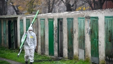 Comienza la retirada de la uralita de las antiguas carboneras de la MSP. En la imagen un operario de la empresa especializada retira el tejado de la edificación