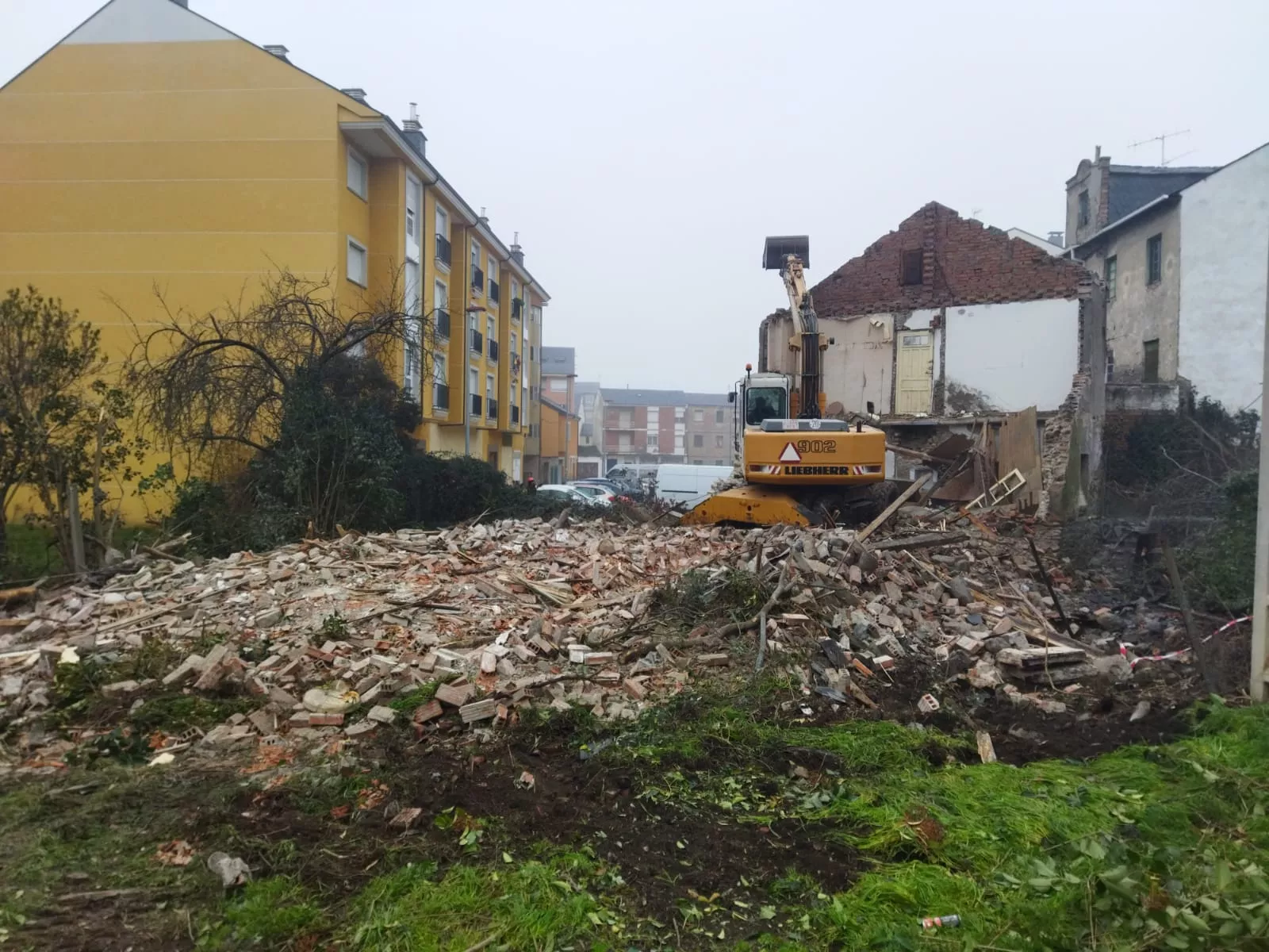 Comienza la demolición del edificio en la calle Badajoz de Ponferrada