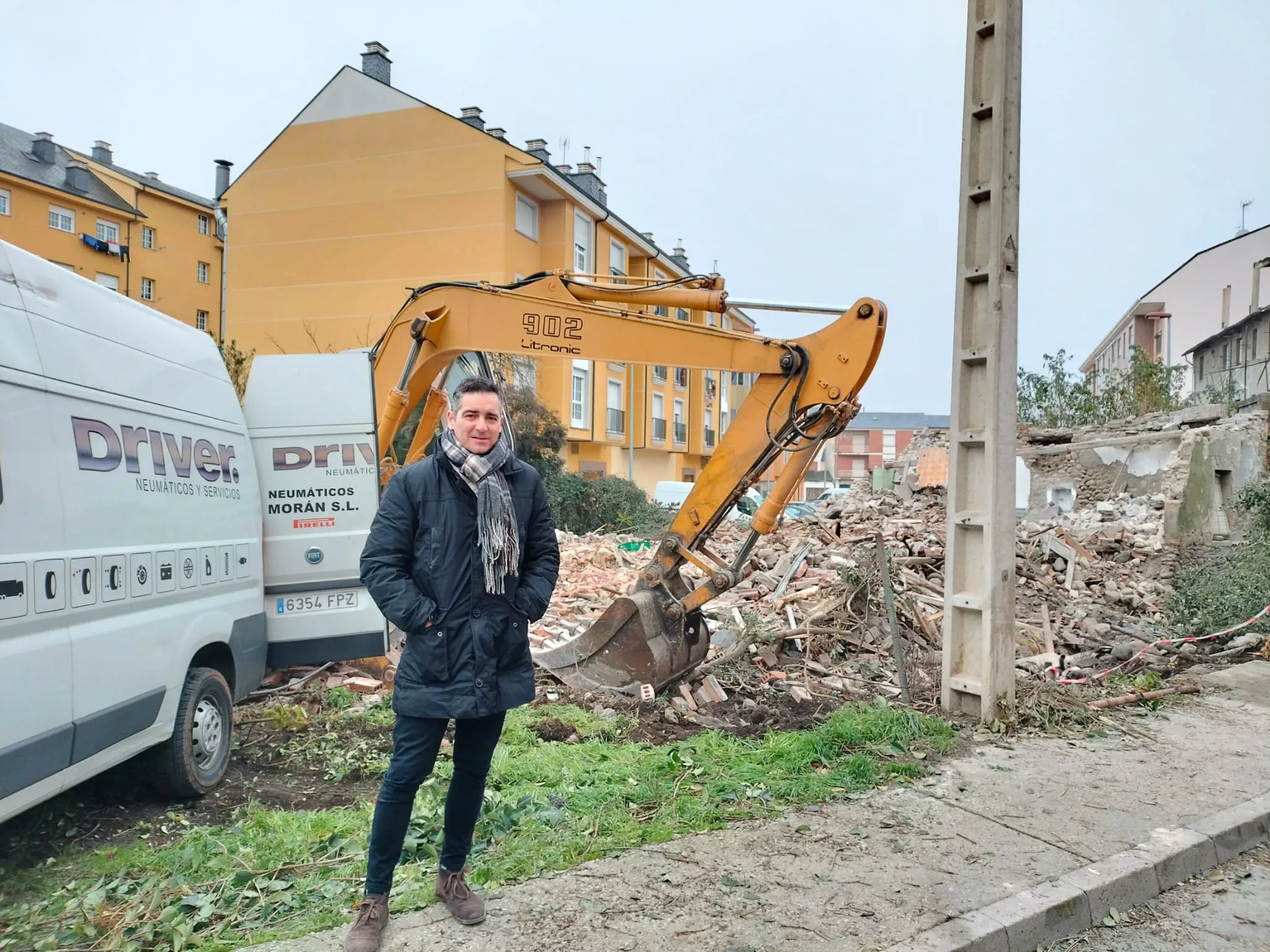 Comienza la demolición del edificio en la calle Badajoz de Ponferrada (2)