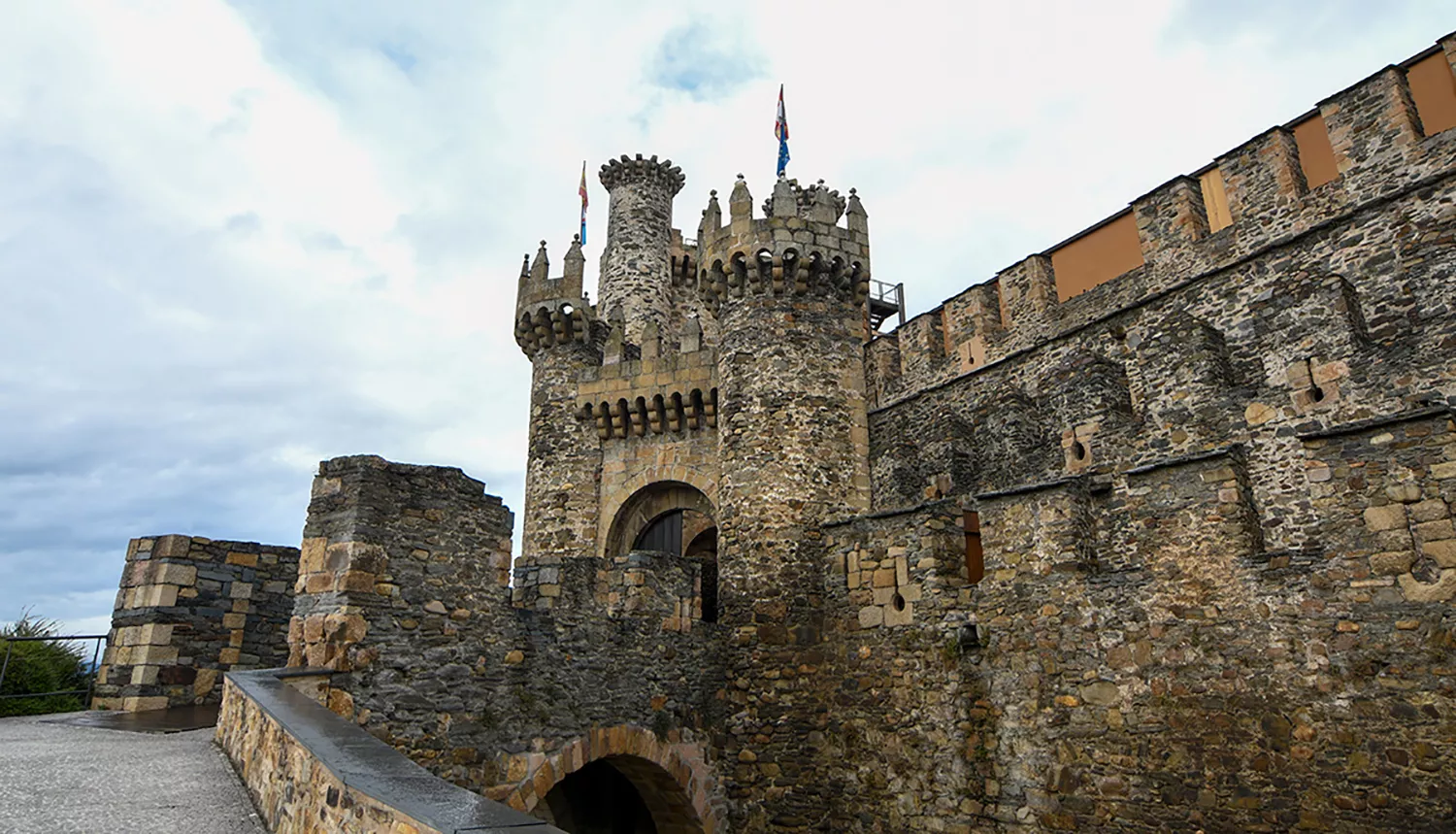 'La Razón' coloca al castillo de Ponferrada como uno de los "monumentos templarios más impresionantes de España"
