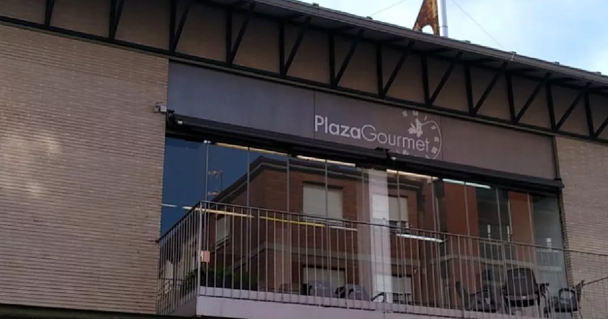 Toldo instaladao en la terraza Plaza Gourmet del Mercado de Abastos de Ponferrada Toldo instaladao en la terraza Plaza Gourmet del Mercado de Abastos de Ponferrada