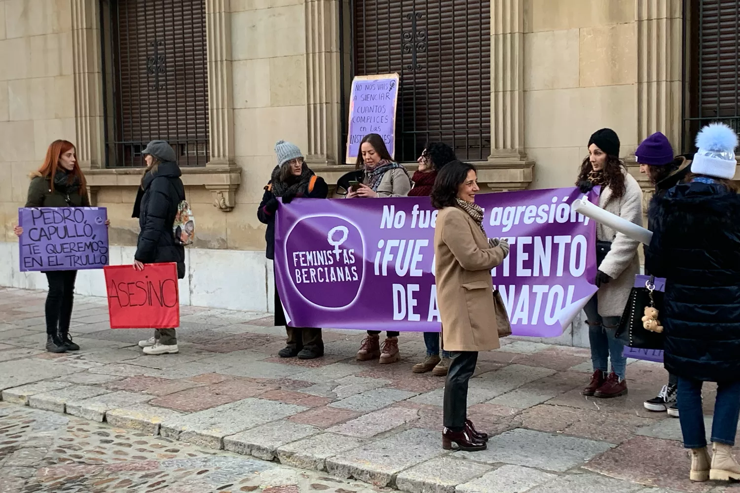 Feministas Bercianas esperando a Pedro Muñoz