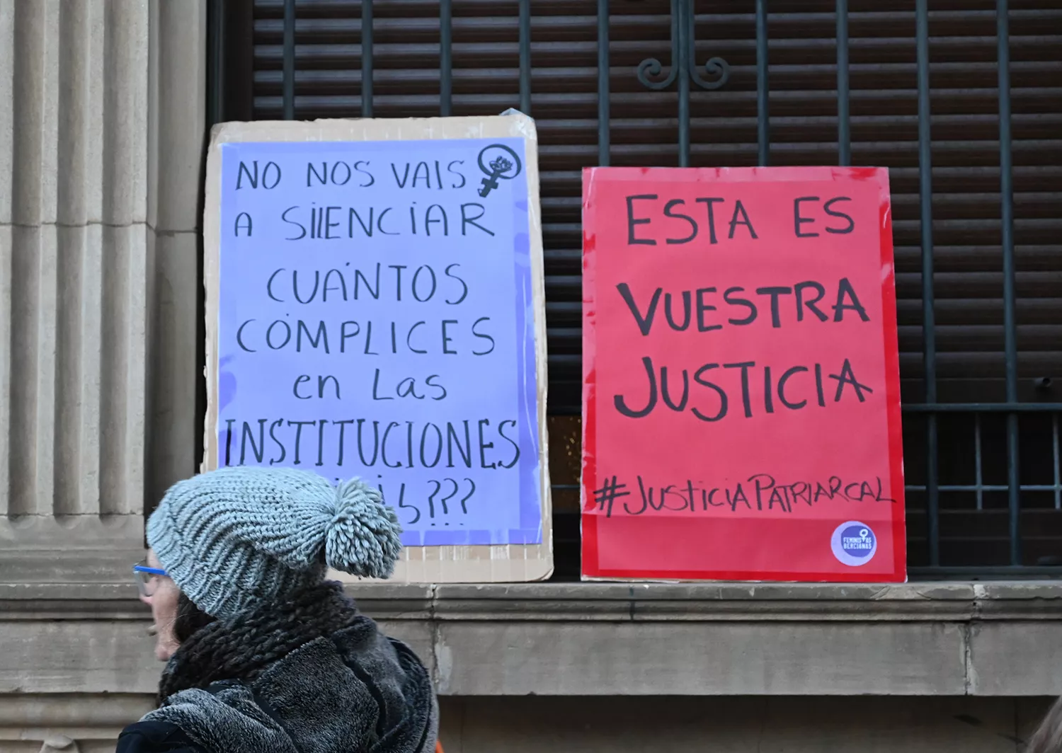 Feministas Bercianas esperando a Pedro Muñoz ante de la última sesión del juicio. Feministas Bercianas esperando a Pedro Muñoz ante de la última sesión del juicio.