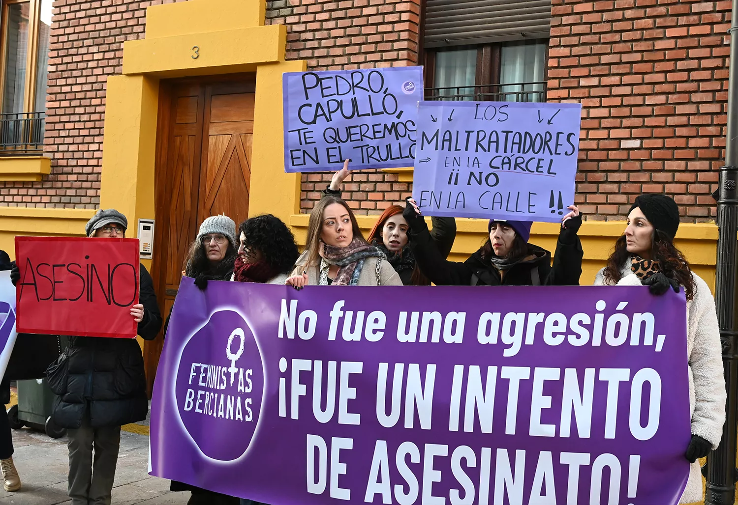 Feministas Bercianas esperando a Pedro Muñoz ante de la última sesión del juicio Feministas Bercianas esperando a Pedro Muñoz ante de la última sesión del juicio