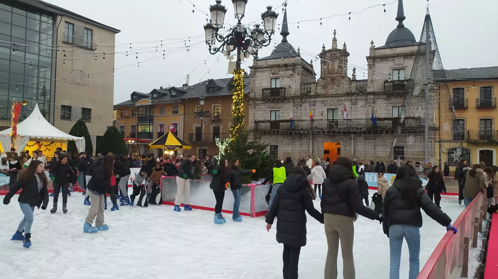 Inauguración de la pista de hielo y del Mercadillo Navideño