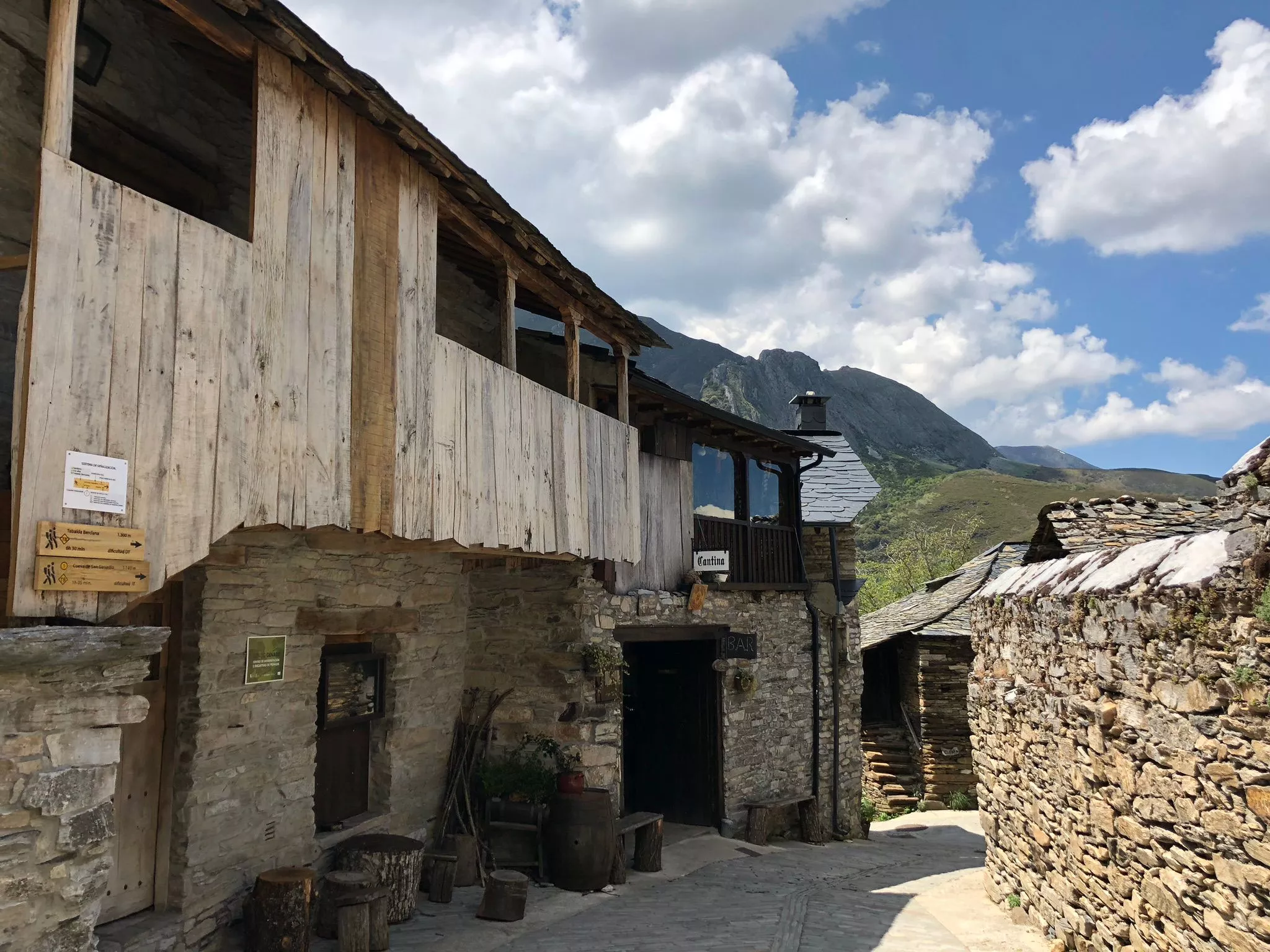 La arquitectura tradicional del Bierzo. En la foto se aprecia el corredor, una elemento típico (4)