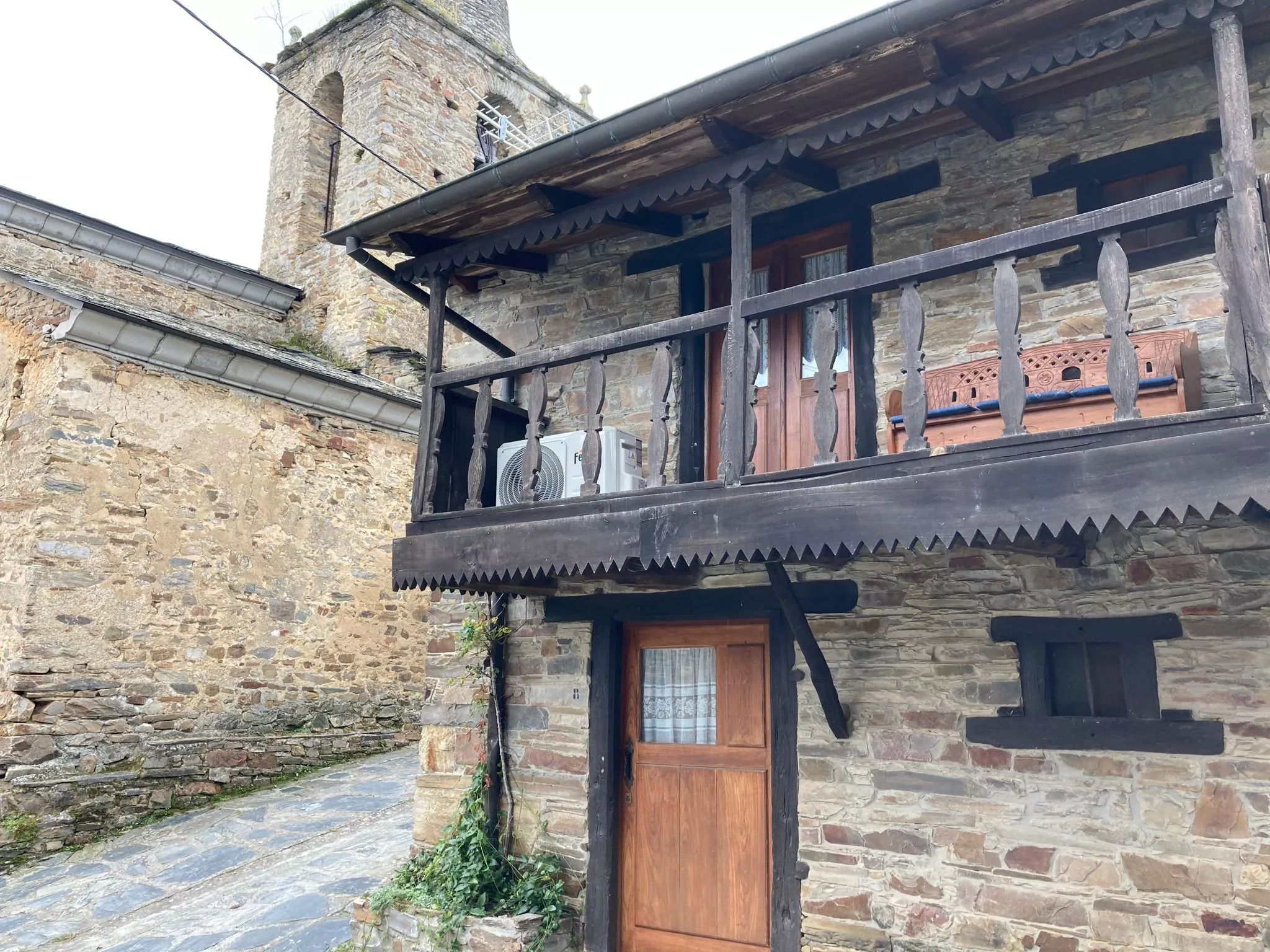 La arquitectura tradicional del Bierzo. En la foto se aprecia el corredor, una elemento típico (2)