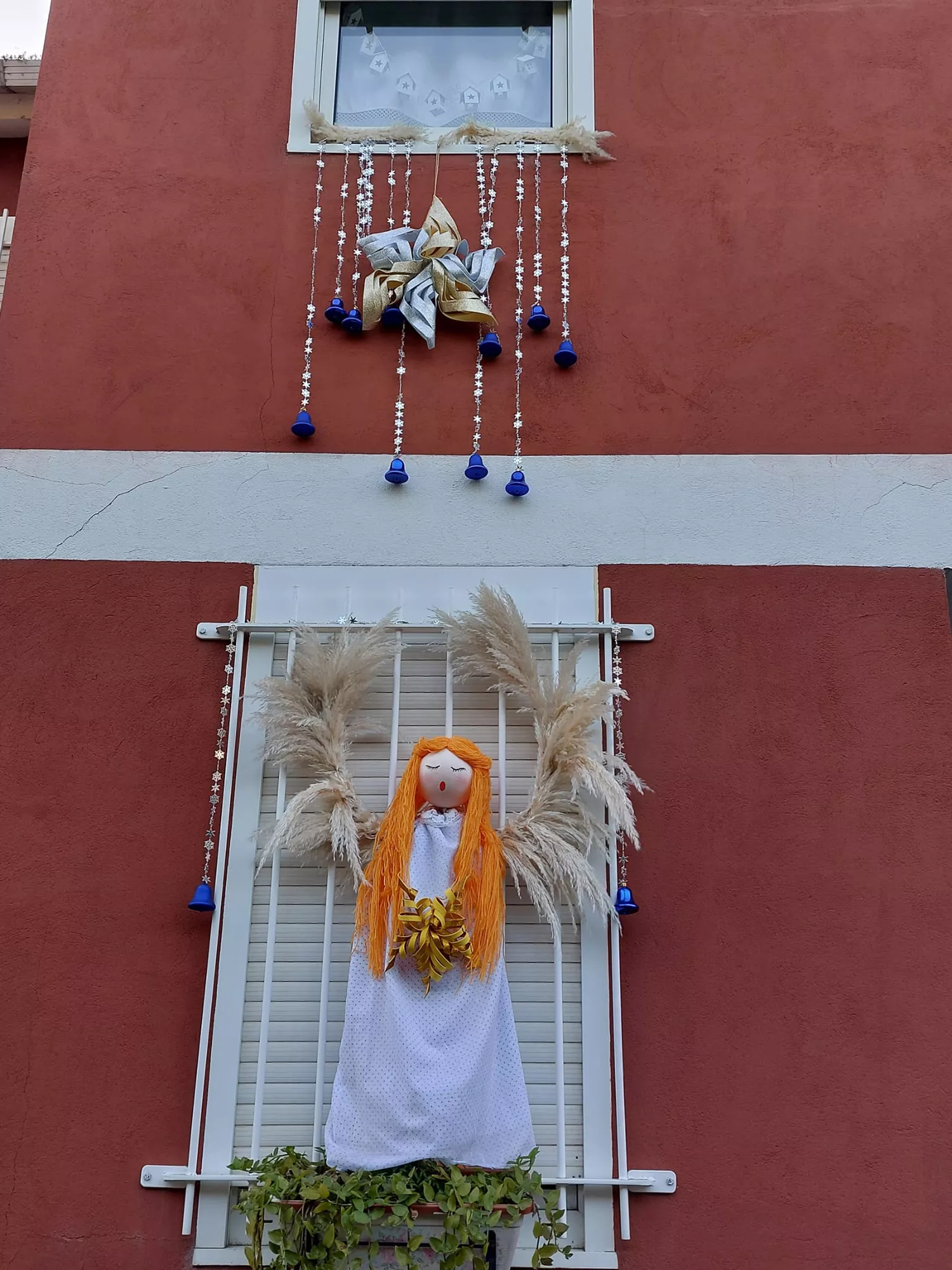 La lucha de la pequeña Encina contra el cáncer reflejada en una fachada navideña de ángeles de la guarda en Ponferrada