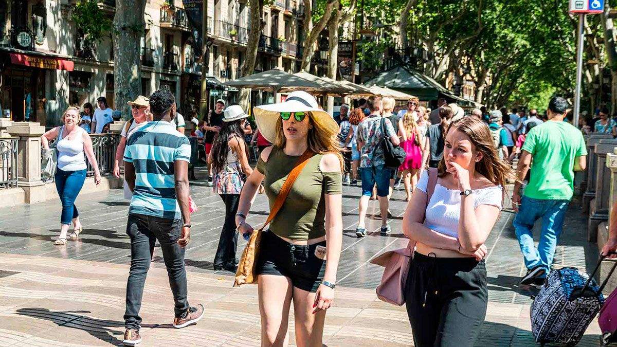 Las pernoctaciones en hoteles y los viajeros descienden Las pernoctaciones en hoteles y los viajeros descienden