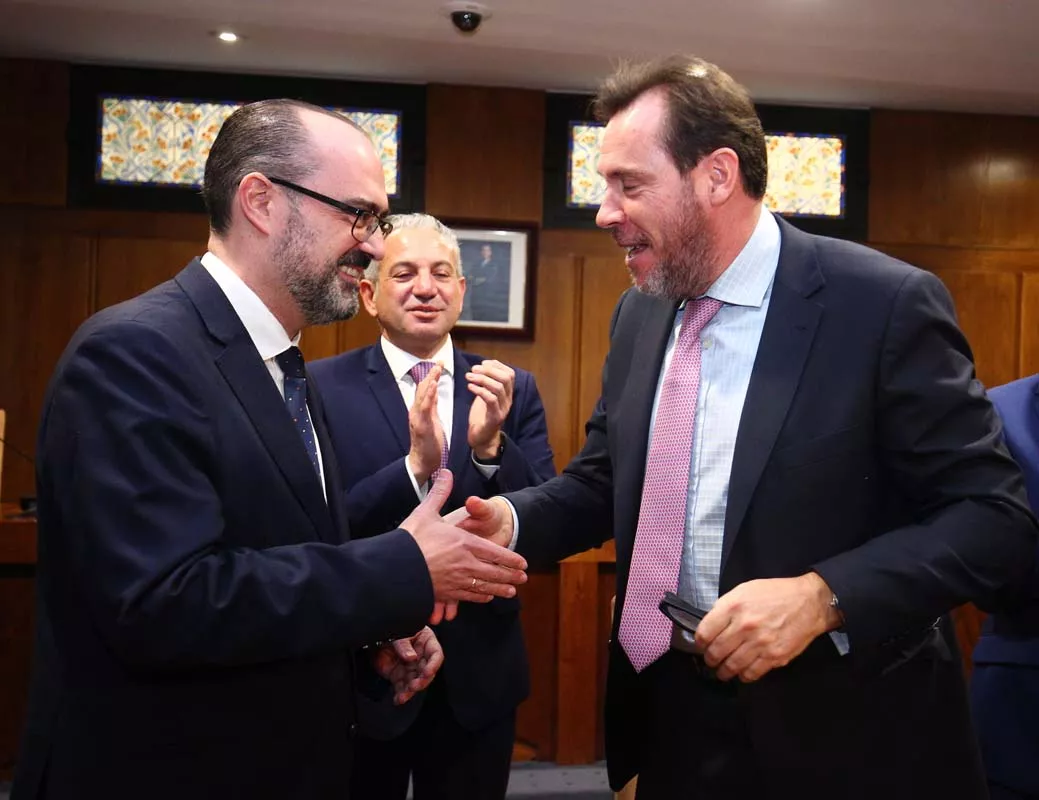  El ministro de Transportes y Movilidad Sostenible, Óscar Puente, visita el Ayuntamiento de Ponferrada | César Sánchez / ICAL